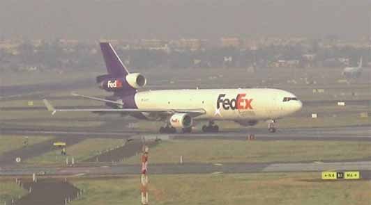दुबई जाने वाली फ्लाइट से टकराई चिड़ियां, दिल्ली हवाई अड्डे पर फुल इमरजेंसी