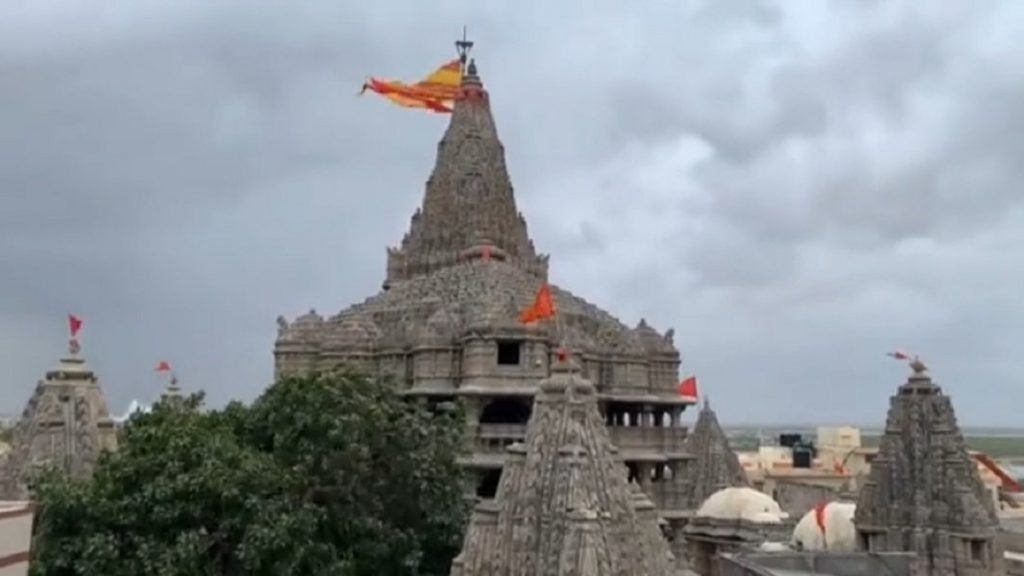 चक्रवात बिपरजॉय के बीच द्वारकाधीश मंदिर में फहराए गए दो झंडे, लोग हो रहे हैं चकित