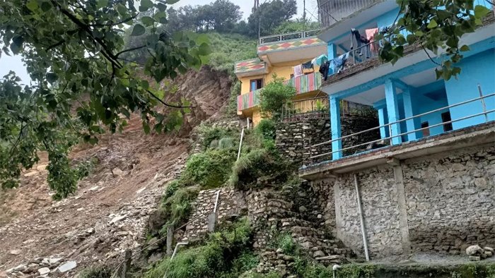 उत्तराखण्डः बारिश-भूस्खलन का कहर! चंबा में खाली करवाए गए छह भवन, पल-पल की अपडेट ले रहे अधिकारी