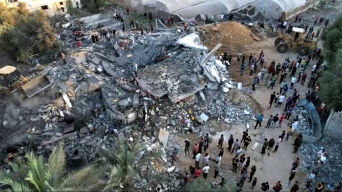 बिग ब्रेकिंगः इजरायली सेना की स्ट्राइक में 13 फिलिस्तीनियों की मौत! धुएं का गुबार उठते ही मची भगदड़, ऋषि सुनक पहुंचे तेल अवीव