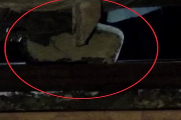 ट्रेन पलटाने की साजिश! रेलवे ट्रैक पर रखा 100 किलो का पत्थर, नैनी-दून एक्सप्रेस पलटने से बची