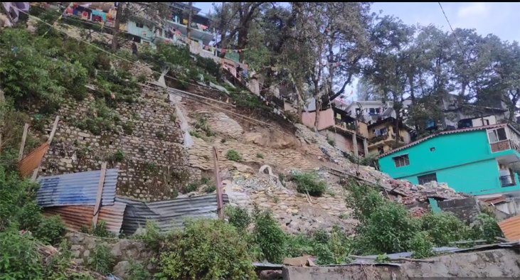 नैनीतालः बारिश ने बढ़ाई दुश्वारियां! एक दर्जन से अधिक घरों पर मंडराया खतरा, प्रशासन ने दिया नोटिस