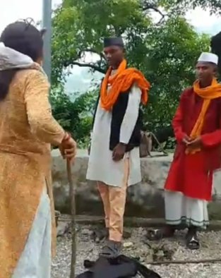 उत्तराखण्डः पौड़ी के द्वारीखाल में साधुओं को ग्रामीणों ने घेरा! सोशल मीडिया पर वायरल हुआ वीडियो, जिलाधिकारी ने दिए जांच के आदेश